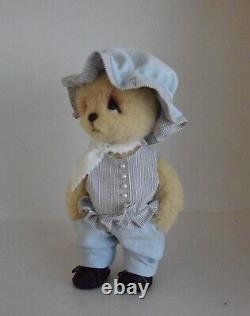 OOAK Diana is a teddy bear 21 cm tall Manufactured with 5 joints