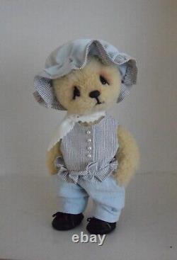 OOAK Diana is a teddy bear 21 cm tall Manufactured with 5 joints